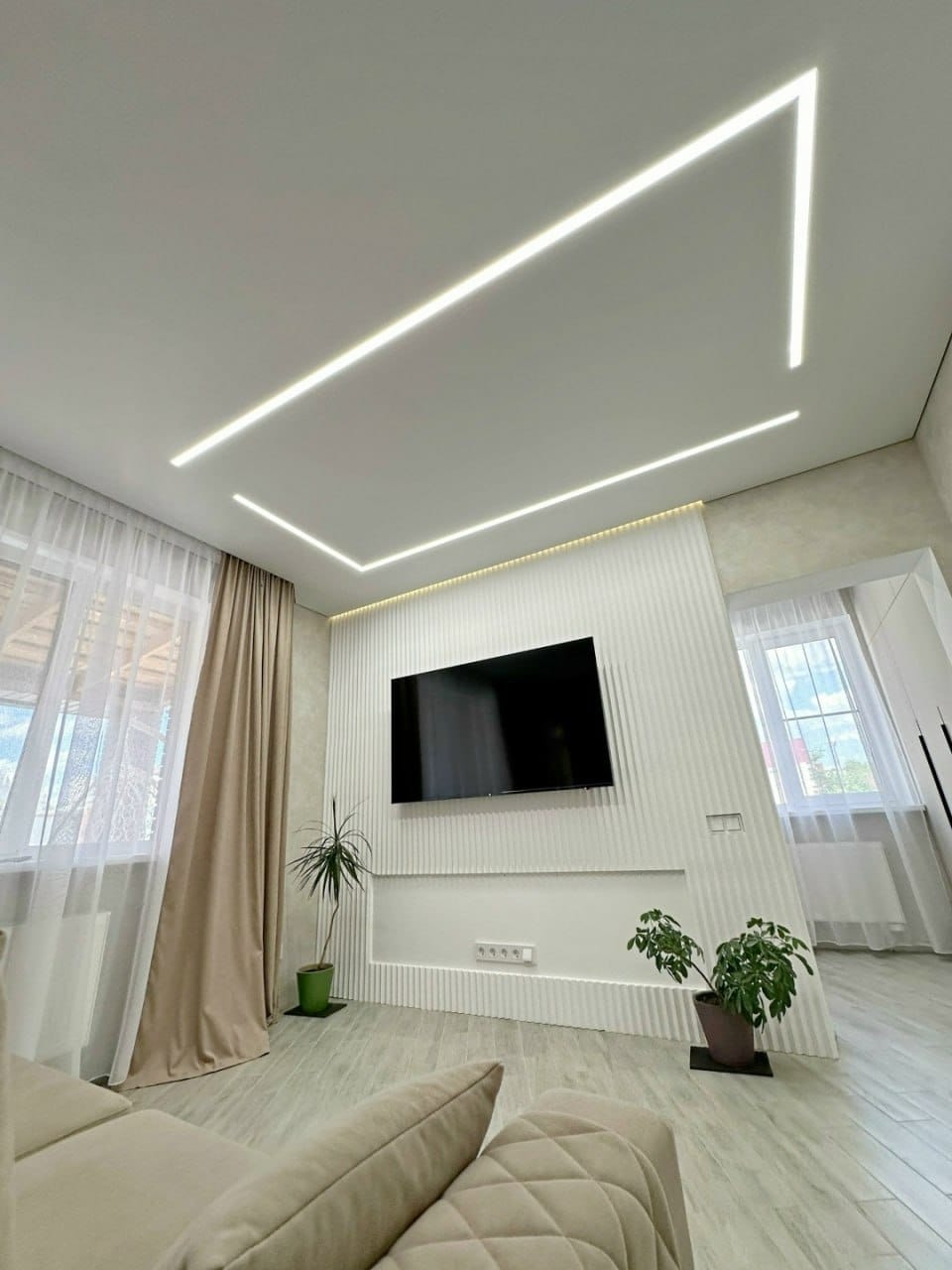 Матовый натяжной потолок 36 м² в Макеевке: гостиная и кухня — фото 3